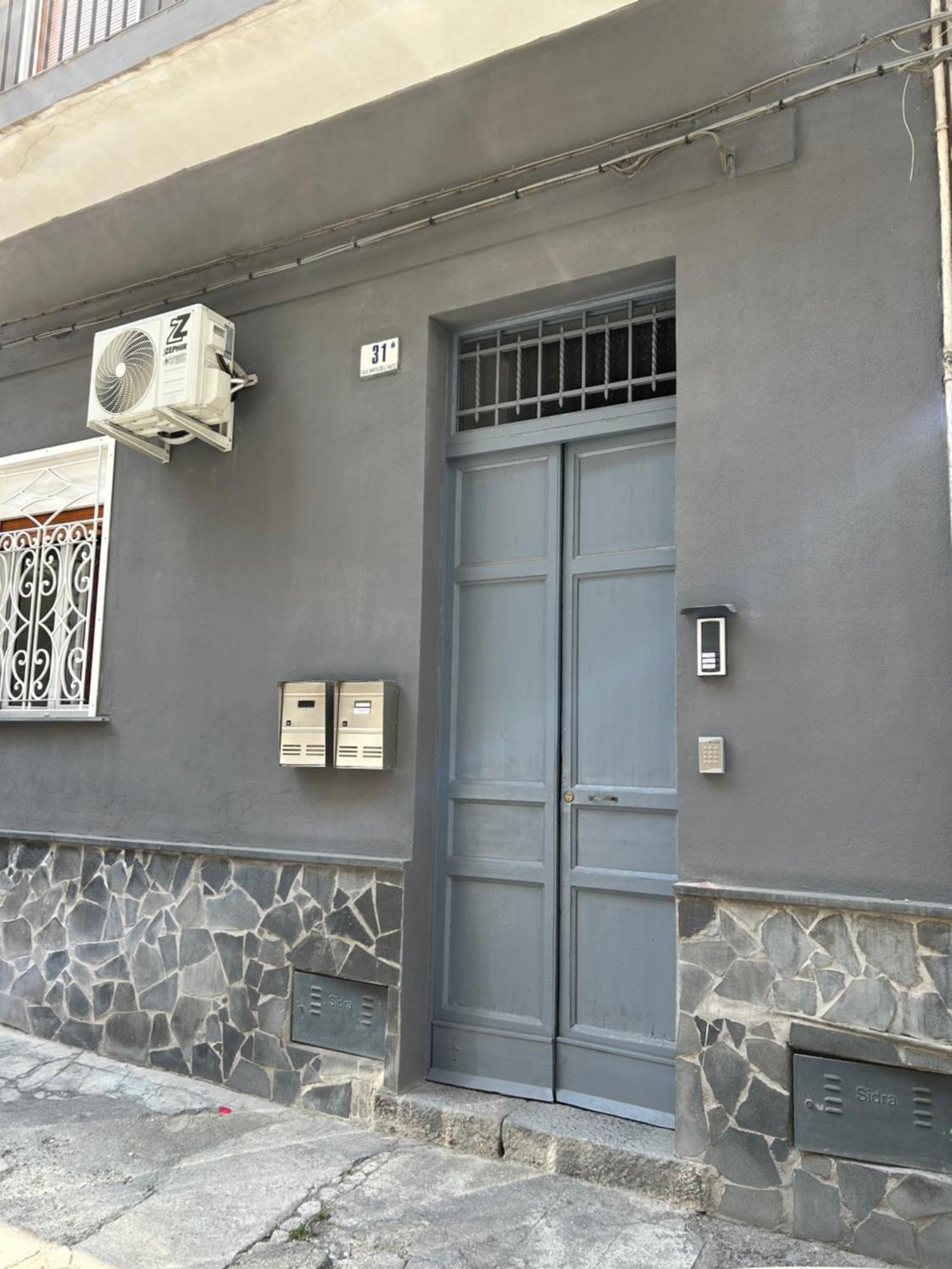 Etna Charme Apartment คาตาเนีย ภายนอก รูปภาพ